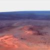 ... an der Oberfläche des Mars herrschen meist Wirbelstürme, die eine Geschwindigkeit von 500 Kilometern in der Stunde erreichen können. Das ist unter anderem ein Grund für die rötliche Färbung des Planeten, weil er vollständig mit aufgewirbeltem Staub überzogen ist. Auf der Oberfläche herrschen Temperaturen zwischen 120 Grad unter Null und null Grad Celsius. 
