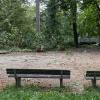 Der umzäunte Spielplatz am Flößerpark in Lechhausen ist gesperrt. Dort brach eine Kastanie und fiel auf Spielgeräte. 