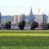 Nach der Stadtmitte ist Ludwigsfeld der bevölkerungsreichste Stadtteil Neu-Ulms. Er ist in den vergangenen Jahrzehnten stark gewachsen. Optisch ist Ludwigsfeld von den Hochhäusern geprägt, hier eine Aufnahme von Süden aus.  	