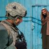 Ein US-Soldat patrouilliert in der afghanischen Provinz Wardak. Die Amerikaner wollen ihre Truppenstärke im Land deutlich reduzieren und verhandeln deshalb aktuell mit den Taliban. 