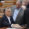 Viktor Orban (l), Ministerpräsident von Ungarn, spricht mit Lajos Kosa, Abgeordneten der Regierungspartei Fidesz.