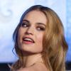 Lily James geht ins Wasser.