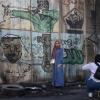 Palästinensische Mädchen machen Fotos an der Trennmauer zwischen Israel und den Palästinensergebieten.