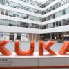 Beim Roboterhersteller Kuka in Augsburg gilt die Maskenpflicht, wenn kein Abstand von 1,5 Metern eingehalten werden kann.
