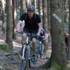 Unser Autor Tobias Karrer hat 2018 selbst Mountainbiken ausprobiert – damals für unsere Serie „Fit wie ein Turnschuh“. Aktuell werden die Aktivitäten von Radlern, die sich trotz Corona in größeren Gruppen in den Wäldern rund um die Deuringer Heide bewegen, kritisiert.  