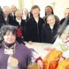 Die lustigen Weiber von Welden (vorne von links) Marlene Rinninger, Hilde Reck und Ilse Brüning. Das Trio fiel gestern am Weiberfasching bei den Schwestern im Kloster St. Thekla in Welden ein und sang den Nonnen ein Ständchen. Dann zogen die drei weiter – auf der Jagd nach Krawatten. 