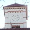 Die Uhr der Stadtpfarrkirche St. Johann Baptist steht derzeit still.  	