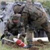 Der Voraustrupp hat eine Mine am Straßenrand gefunden. Ein deutscher und ein belgischer Soldat sichern Beweise und entschärfen die Waffe, damit dahinter der Konvoi ungefährdet passieren kann. Dieses Szenario entspricht der Realität. Bei vielen Auslandseinsätzen sind solche Ernstfälle Alltag. 
