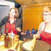 Die „besten Crêpes im Landkreis“, sagt Sigi Schrottenbaum, bereiteten Anja Zerhoch (rechts) und Theresa Schwarzer zu.  