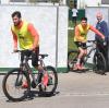 Die erste Trainingsgruppe um Marco Richter, Ruben Vargas und Jan Moravek (von links) ist um halb zwölf fertig. Mit ihren Rädern verlassen sie den Trainingsplatz, der während der Übungseinheiten für die Öffentlichkeit verschlossen ist. 