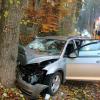 Auto prallt im Tiefenbacher Weg frontal gegen Baum