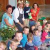Mit großem Interesse verfolgten Kindergartenleiterin Kriemhilde Lechner (links) und die jungen Zuschauer das Theaterstück „Kuliniarius Karottengold“ in der Herbertshofener Schulturnhalle. 	