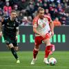 Harry Kane (r) und die Bayern mussten sich Werder Bremen geschlagen geben.