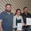 Auszeichnung: Vorsitzender Stephan Bielohlawek (links) ehrte Nicole Bauernfeind und Ralf Bauernfeind für ihre 35-jährige Vereinstreue.  	