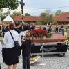 Der neue Pfarrer Ulrich Huber segnete den Sarg von Alfred Bircks auf dem Rennertshofener Friedhof.