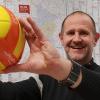 Der Trainer und seine VGG: Jürgen Wetzstein betreut das einzige Volleyball-Damenteam im Landkreis Dillingen.