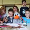 Paula Print besucht die 3. Klasse der Grundschule Emersacker. Die Kinder zeigen ihr, wie man mit Pflanzenfarben malt: (von links) Annika (8), Ayline (9), Felix (9), Lehrerin Gabriele Spring, Filippo (9), Dennis (9) und Jannis (9). 
