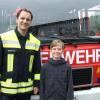 Der Kommandant der Feuerwehr Steppach, Markus Wiesner, hat Nils Hoffmann eingeladen. Er hatte in einem Notfall beherzt und ohne zu zögern geholfen.