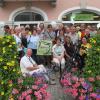 Sie kamen von Mindelheim und machten in Türkheim Station: die gut 30 Teilnehmer der viertägigen Radl-Tour des Bundes Naturschutz Bayern mit dem Regionalreferenten für Schwaben Thomas Frey (2. von links). Im „FüllWerk“ Unverpackt-Laden von Tobias Dürner (ganz links) gab es eine längere Kaffeepause, die Raum für eine lebhafte Diskussion bot. 