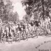 Start zum Radrennen im Griesle in Lechhausen (um das Jahr 1905). Jenseits der Rennen mussten Radler in der Stadt zahlreiche Regeln beachten. 
