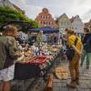 Was gab es da auf dem Altstadtflohmarkt in Nördlingen am Samstag nicht alles zu entdecken: Spielsachen, Kleider, Schuhe, Schmuck, Kunstgegenstände oder Körbe. Gerade am Vormittag war der Flohmarkt sehr gut besucht, die Besucherinnen und Besucher bummelten durch die Straßen. Unser Fotograf Josef Heckl war mit seiner Kamera unterwegs und hat einige Impressionen eingefangen.