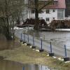 Bei Wollishausen, einem Ortsteil von Gessertshausen, sind die Wiesen überschwemmt. Das Wasser der Schmutter drückt bis fast zum Straßenrand.