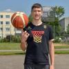 Ivan Kharchenkov hat erfolgreiche Eltern und tritt bereits in ihre Fußstapfen, denn er 14-Jährige steht im Kader der Basketball-Nationalmannschaft.  