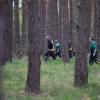 Einsatzkräfte suchen am 03.05.2015 in einem Waldgebiet bei Wilhelmshof nach der vermissten Inga.