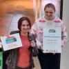 Elisabeth Krojer (links) von Fairtrade Deutschland überreichte die Ernennungs-Urkunde zur Fairtrade School stellvertretend an die Schülerin Katharina Schmid.