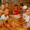 Eifrig wurde von den Ferienkindern der Teig durchgeknetet, damit ihr selbst gebackenes Brot auch wirklich gut gelingt. 