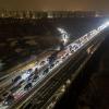 Am Stadtrand von Wuhan stecken die Fahrzeuge auf einer schneebedeckten Schnellstraße fest.