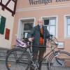 Alfred Sigg kann nicht ohne sein Fahrrad. Das Wertinger Original wird mit der Verfassungsmedaille des Bayerischen Landtags ausgezeichnet.
