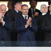 Gianni Infantino, FIFA-Präsident, Aleksander Ceferin, Präsident der UEFA, und Recep Tayyip Erdogan, Präsident der Türkei, applaudieren auf der Ehrentribüne.