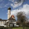 Mit dem Pfarrhof bildet die Marienkirche in Walleshausen ein imposantes Ensemble. Der Grundstein für die Kirche wurde vor 550 Jahren gelegt.