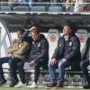 Wie wird das wohl enden? Der FC Augsburg (v.l. Trainer Manuel Baum, Co-Trainer Alexander Frankenberger und Manager Stefan Reuter) hat derzeit in der Liga keine guten Karten.