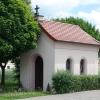 Die kleine Kapelle an der Heerstraße in Illerberg stammt aus dem Jahr 1862. Seit Jahrzehnten kümmern sich Nachbarn und die Illerberger Familie Roth um das kleine Gotteshaus.