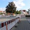 Komplett umgestaltet wird die Christoph-von-Schmid-Straße in Thannhausen. Derzeit ist die wichtige Ost-West-Achse eine einzige große Baustelle von der Mindelbrücke bis zur Kreuzung an der Bahnhofstraße. Die Fahrbahn wird schmaler, das Parken wird von der Fahrbahn weg verlagert und der Platz vor der Stadtpfarrkirche Mariä Himmelfahrt, die sich am rechten Bildrand befindet, wird erneuert.