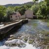 Am Ufer des Flusses Krka liegen alte Mühlen und Schmieden, Webereien und Wäschereien.