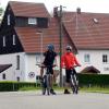 Lohnendes Fotomotiv: Armin Jäger und Bernhard Schaller vor der renovierten Winterbacher Mühle an der Glött.