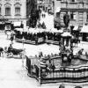 Das schönste erhaltene Pferdetram-Foto zeigt zwei der offenen Sommerwagen beim Augustusbrunnen. Jeweils zwei Pferde sind vorgespannt. Foto: Stadtarchiv Augsburg
