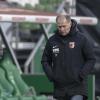 Die Niederlage des FC Augsburg gegen Bremen sorgte für Sorgenfalten auf der Stirn von Trainer Heiko Herrlich (links) und Sport-Geschäftsführer Stefan Reuter.
