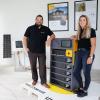 Firmeninhaber und Geschäftsführer Mathias Mader und Kristina Huber vom
Vertrieb neben dem neuen Solarspeichergerät. Vor Kurzem stellte die Firma
Solarmax die Neuentwicklung in Unterknöringen vor.