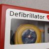 Mit Defibrillatoren wie diesem können auch Laien einem Betroffenen bei einer Herzattacke das Leben retten. 	