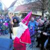 Zahlreiche Kinder kamen zum Nikolaus auf den Dorfplatz nach Ellzee.  	