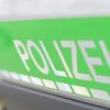 In der Nacht auf Dienstag verursacht ein Busfahrer in der Schulstraße in Kissing einen Unfall. 