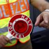 Die Grenzpolizei aus Günzburg hat in Senden einen Autofahrer kontrolliert, der ohne gültige Versicherung, dafür mit einem verbotenen Messer unterwegs war.