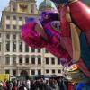 Noch bis Faschingsdienstag findet am Augsburger Rathausplatz ein buntes Faschingstreiben statt. 