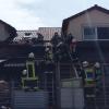 Dieser Anbau an einem Wohnhaus in Oberndorf geriet in Brand. Die Flammen griffen von der Holzhütte auch auf das Gebäude über.