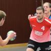 Volle Konzentration ist bei den Königsbrunner Handballern (im roten Trikot Alex Grobe) gefragt. 	