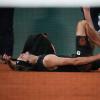 Alexander Zverev liegt nach einer Verletzung bei den French Open am Boden.
